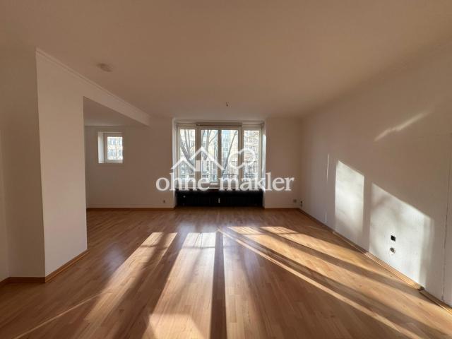 geräumiges Wohnzimmer