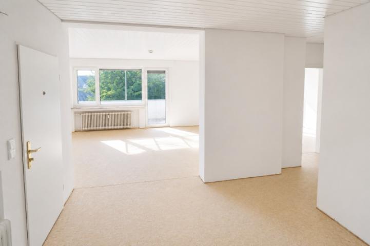 Blick von der Essdiele in den Wohnbereich