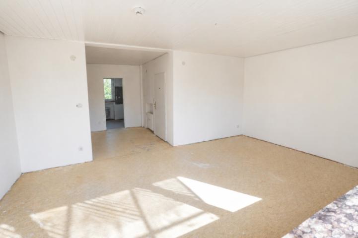 Blick vom Balkon zurück ins Wohnzimmer