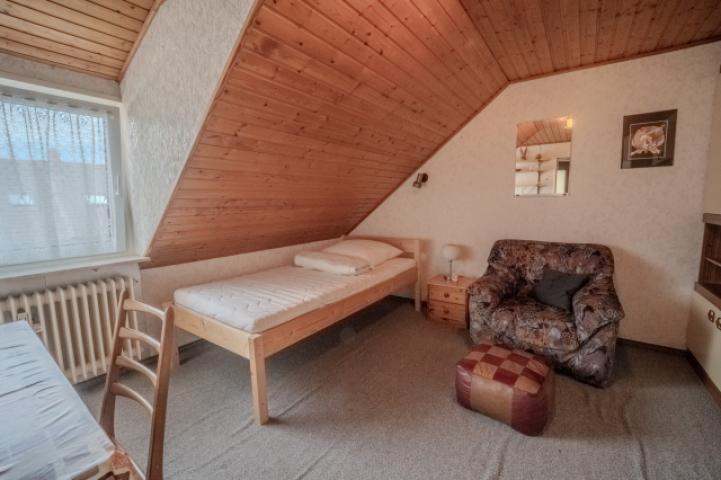 Schlafzimmer (DG)