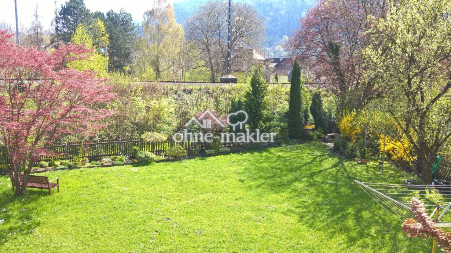 Blick vom Balkon auf Garten