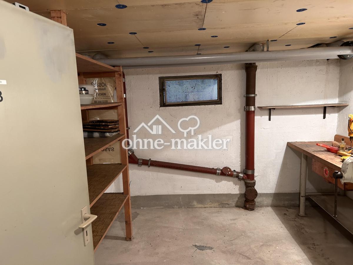Keller mit Regal und Werkbank