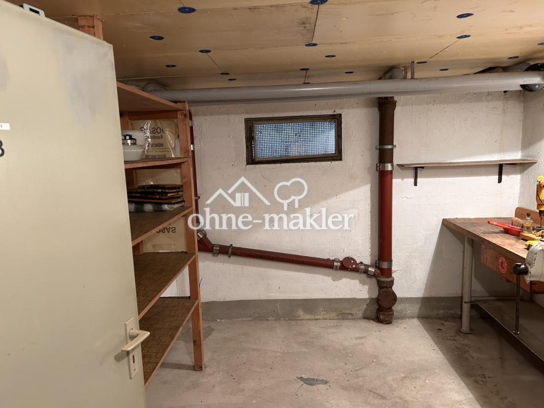 Keller mit Regal und Werkbank