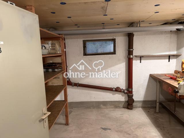 Keller mit Regal und Werkbank