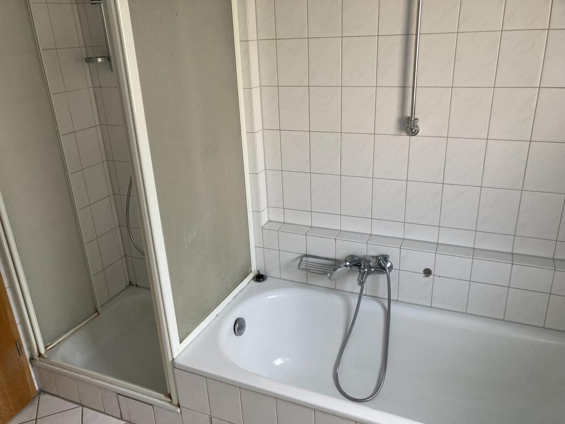 mit Dusche und Wanne