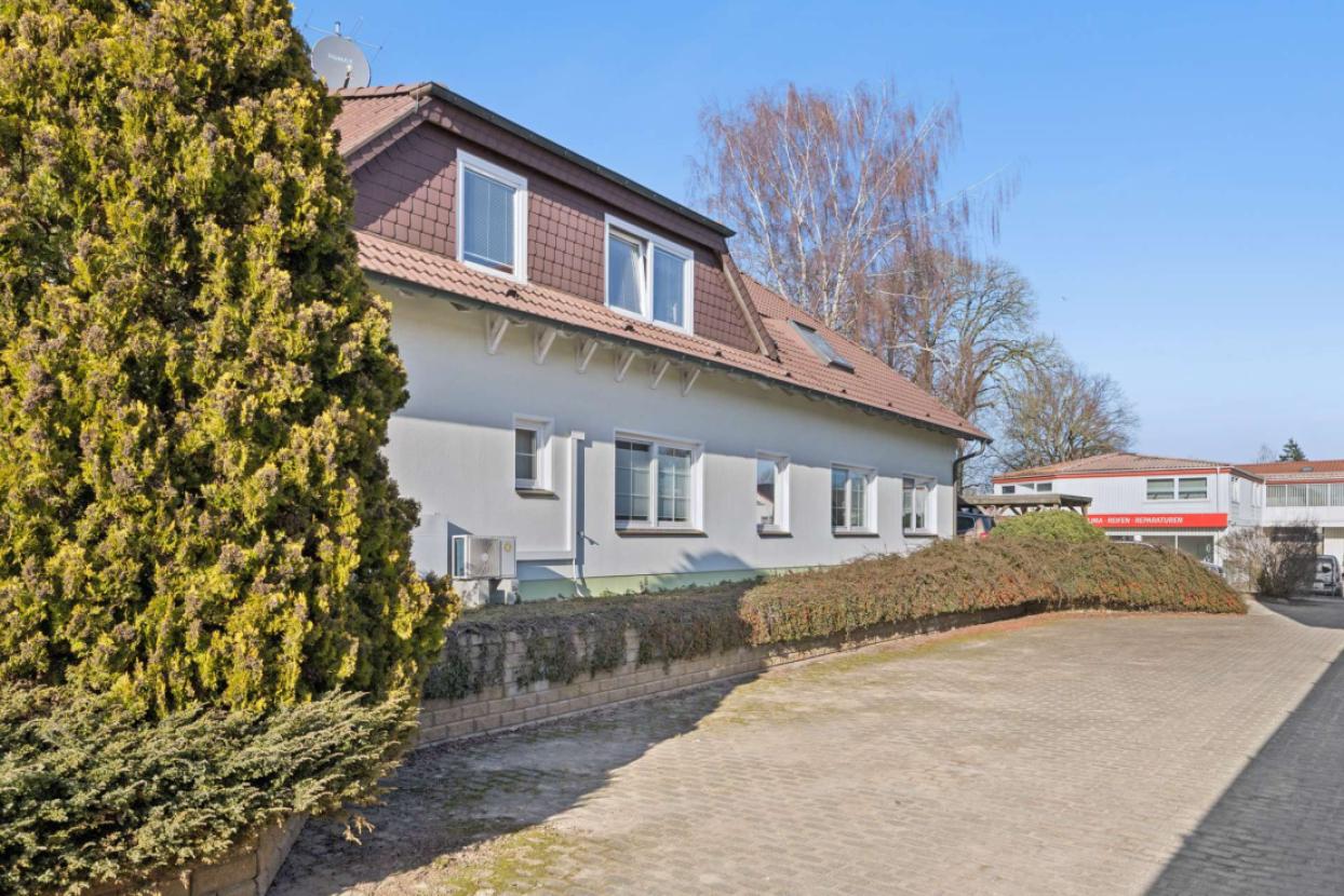 Hausansicht / Parkplätze