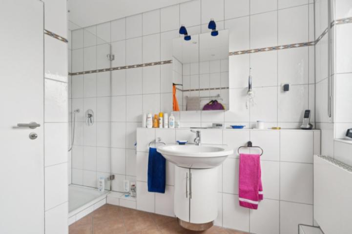 Badezimmer - Blick zum Waschbecken