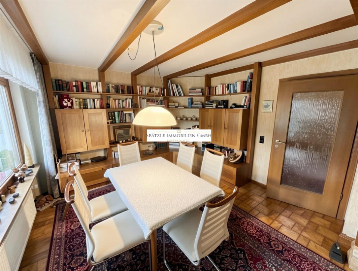 Hauptwohnung Esszimmer - (KI generiert)