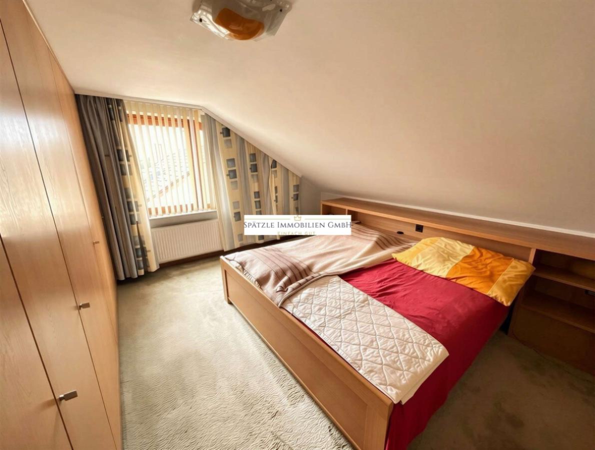  DG Hauptwohnung Schlafzimmer - (KI generiert)