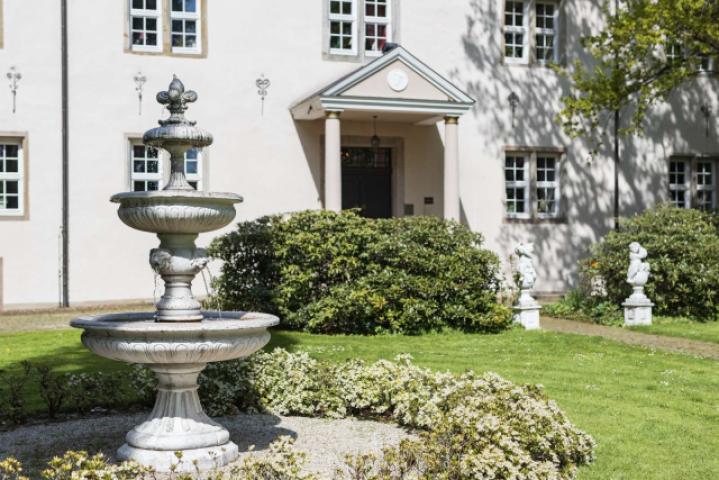 Außenansicht mit Brunnen
