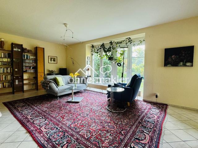 geräumiges Wohnzimmer