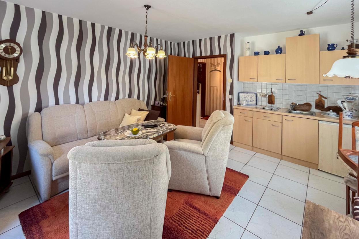 Wohnzimmer 2 mit Einbauküche