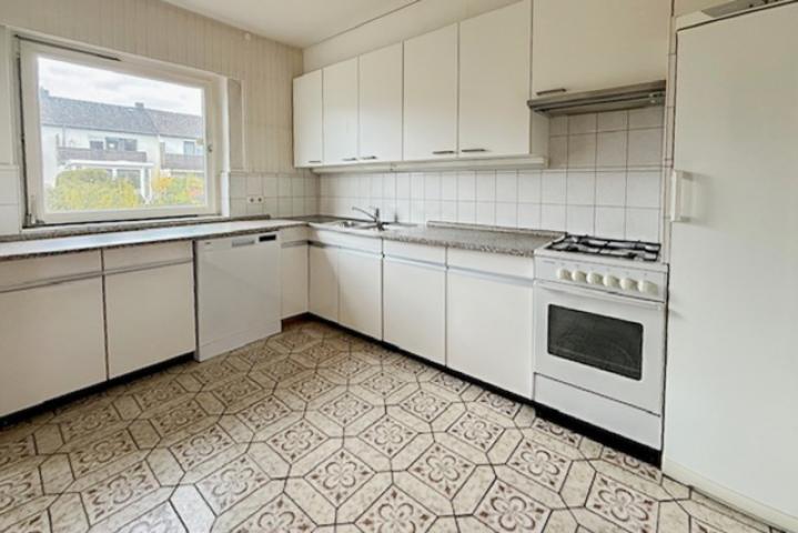 Große helle Küche EG