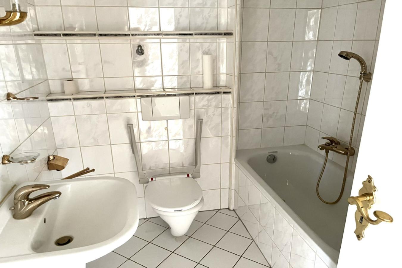 Duschbad und Wannenbad OG