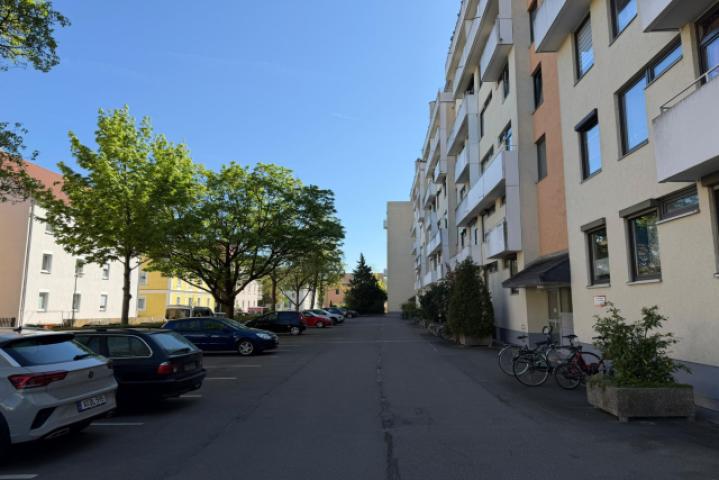 Parkplatz vor Gebäude II