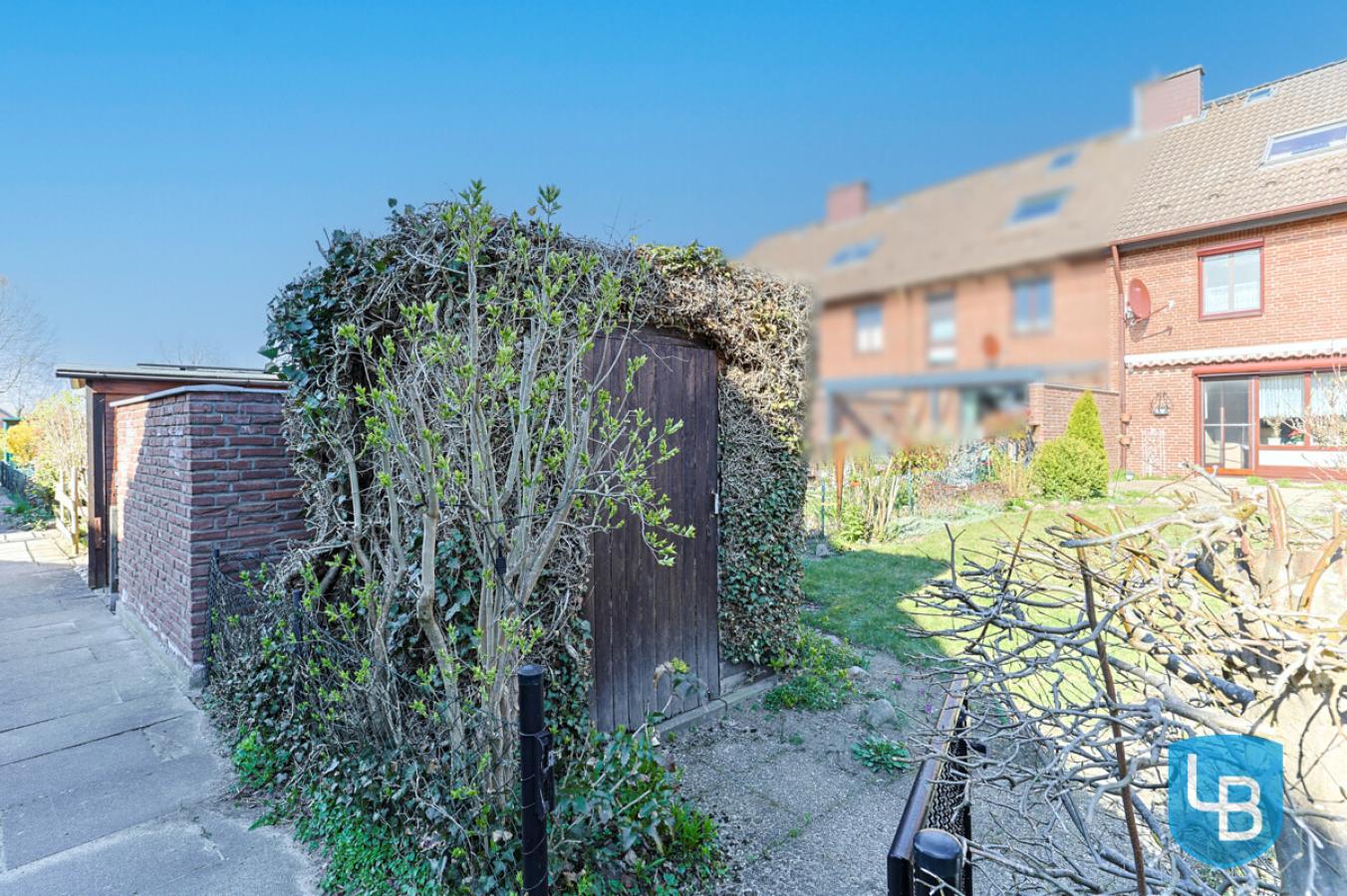 Weg hinter dem Haus zu den Garagen
