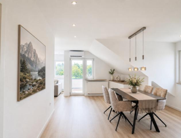 Heller Ess- und Dielenbereich mit modernem Ambiente