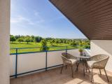 Überdachter Balkon mit traumhaftem Grünblick