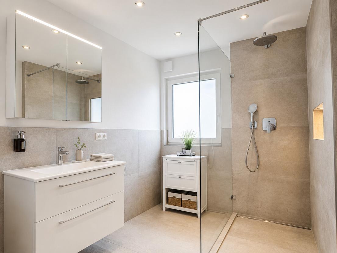 Großzügiges Badezimmer mit Walk-in-Dusche