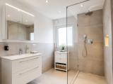 Großzügiges Badezimmer mit Walk-in-Dusche