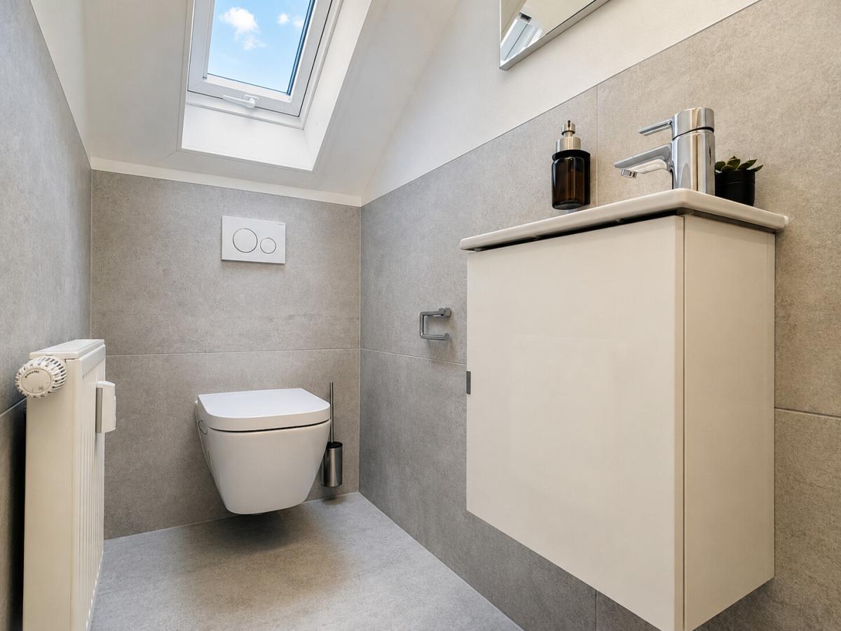 Modernes Gäste-WC mit Tageslicht und Dachfenster