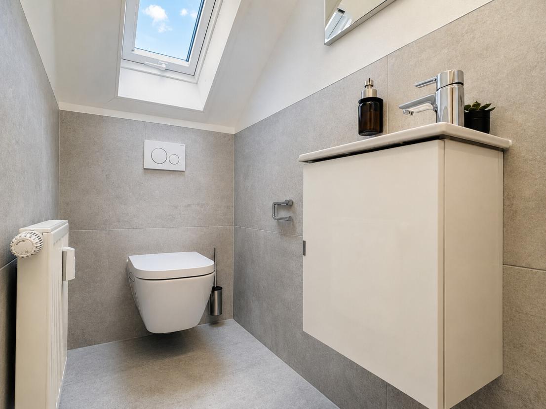 Modernes Gäste-WC mit Tageslicht und Dachfenster