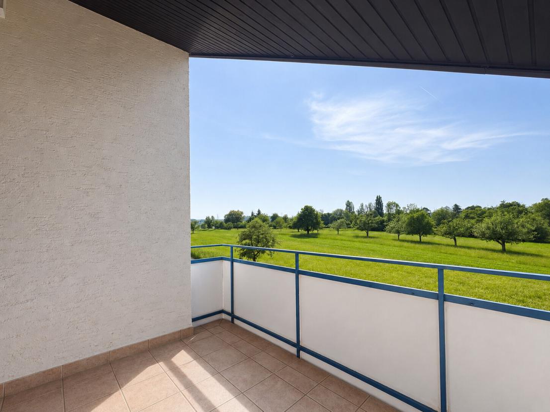 Großzügiger überdachter Balkon mit freiem Blick ins Grüne
