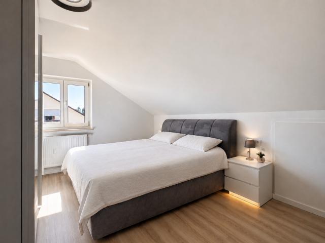Gemütliches Schlafzimmer mit Boxspringbett