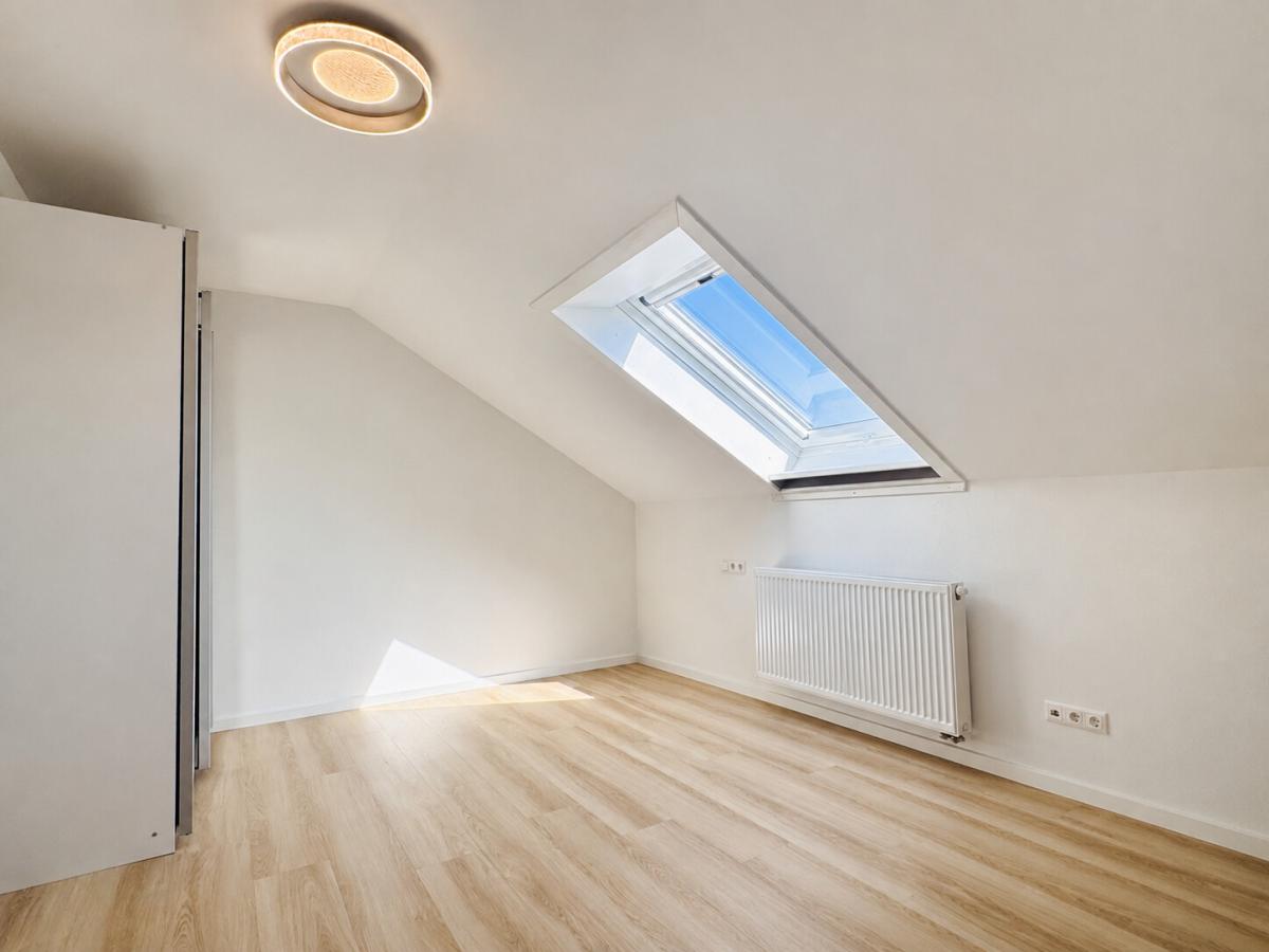 Helles Zimmer mit vielseitiger Nutzungsmöglichkeit