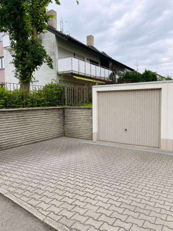 Separate Garage mit großzügiger Zufahrtsfläche