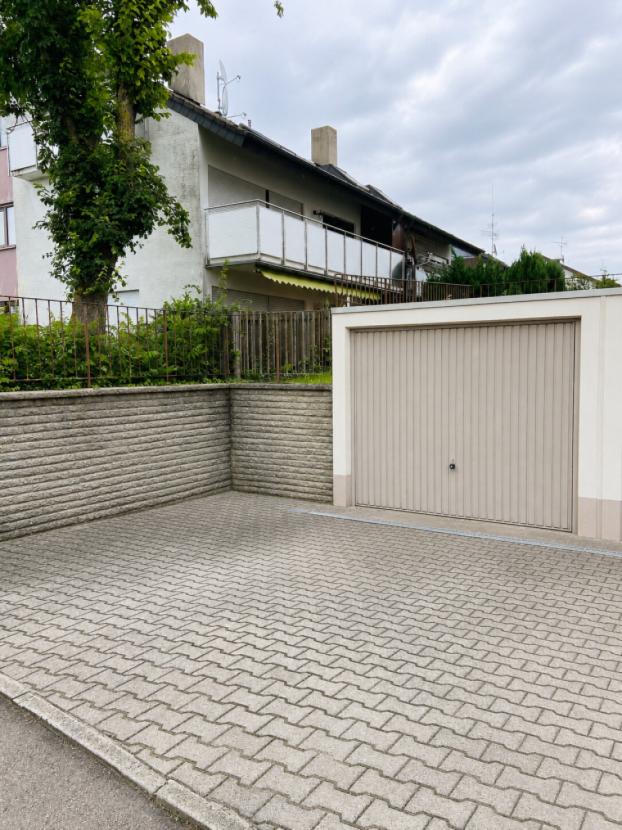 Separate Garage mit großzügiger Zufahrtsfläche
