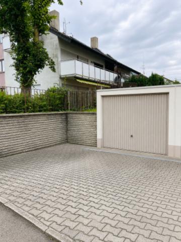 Separate Garage mit großzügiger Zufahrtsfläche