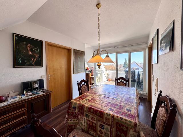 Esszimmer mit Zugang zur Loggia