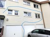 Hauseingang links u. Garage