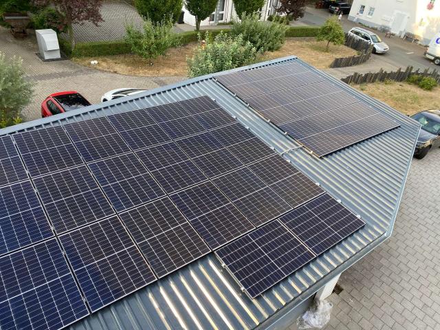 Dachanlage mit Solarmodulen