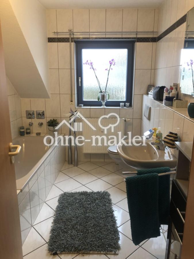 Bad mit Dusche und Wanne