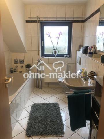 Bad mit Dusche und Wanne