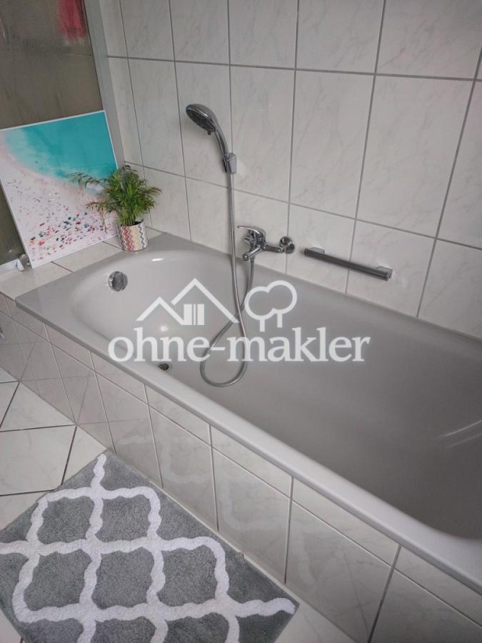 Bad mit Wanne und Dusche