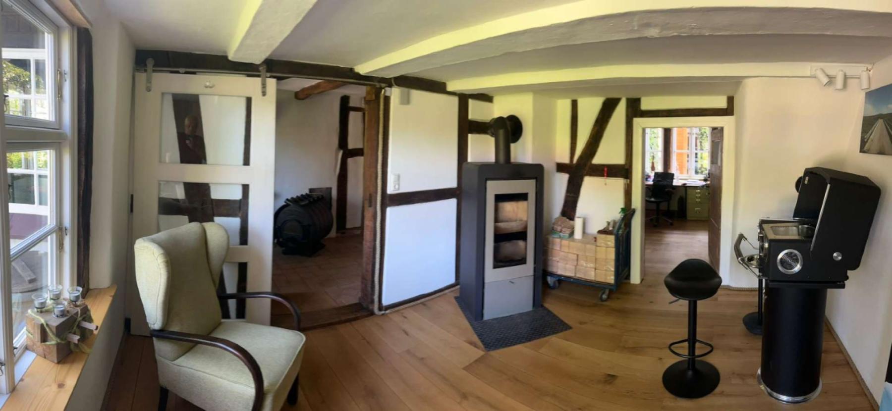 Empfangszimmer im Erdgeschoss mit Holzkamin
