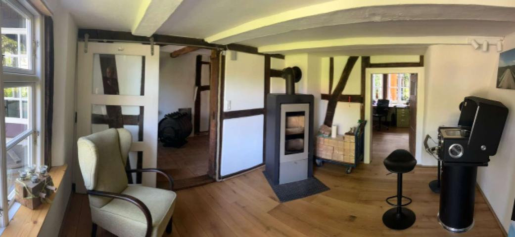 Empfangszimmer im Erdgeschoss mit Holzkamin