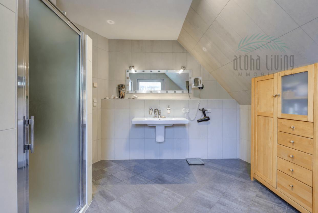 Badezimmer (OG) - visuell aufgeräumt