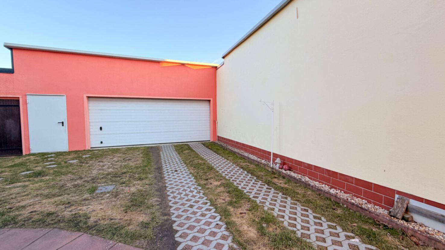 Einfahrt / Garage
