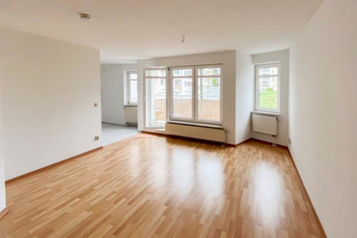 Wohnzimmer mit offener Küche