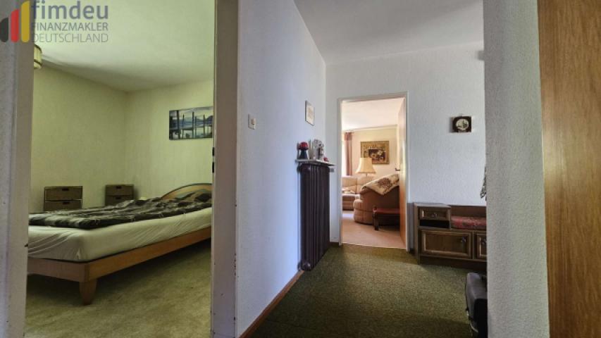 Flur mit Blick in Wohn- und Sschlafzimmer