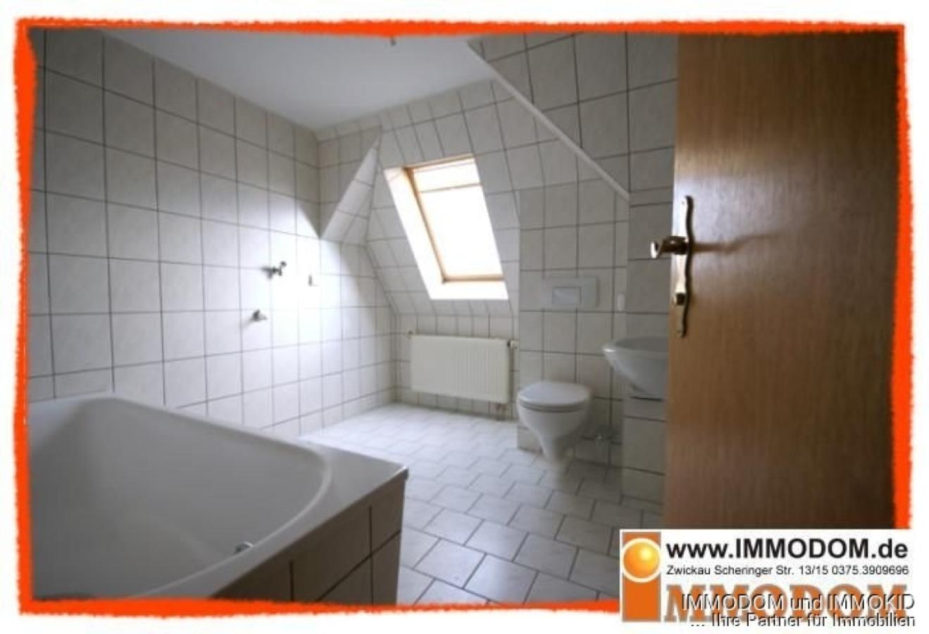 Badezimmer mit Fenster und Wanne