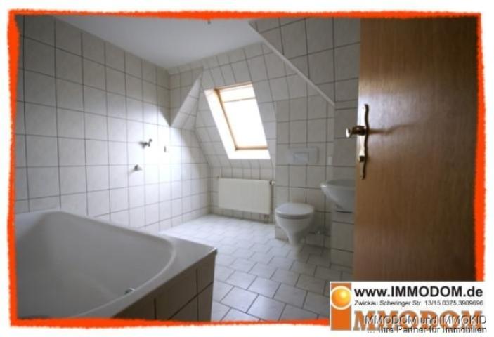Badezimmer mit Fenster und Wanne