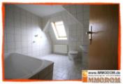 Badezimmer mit Fenster und Wanne