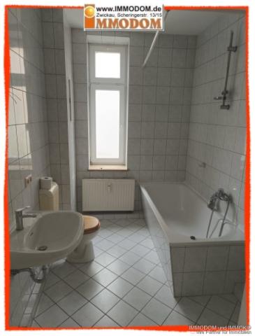 Bad mit Fenster und Wanne