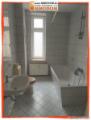Bad mit Fenster und Wanne