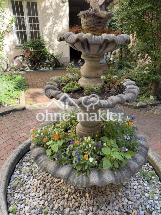 Begrünter Brunnen im Innenhof